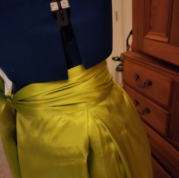 Shades of green drape wrap and large flower pin - Picture 3 of 4